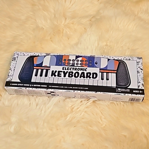 ELECTRONIC KEYBOARD - Picture 1 of 9